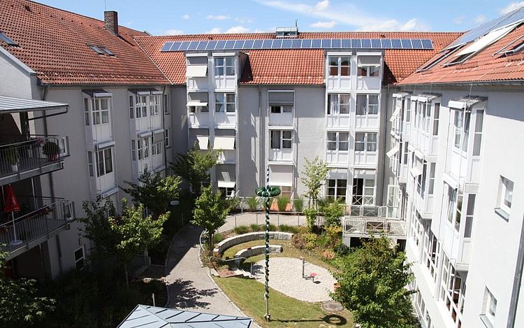 Innenhof und Parkanlage des BRK Seniorenwohn- und Pflegeheim Simbach am Inn